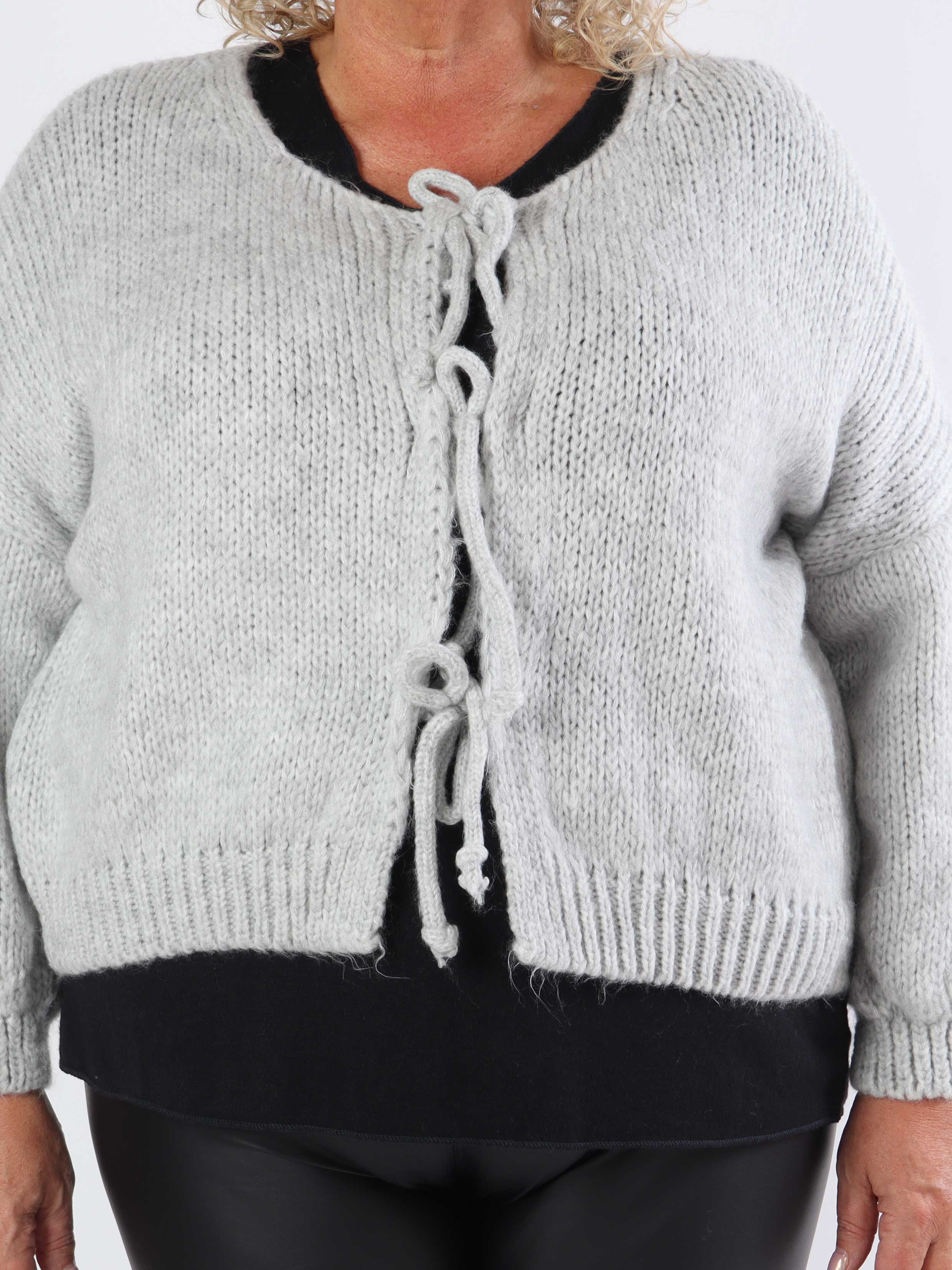 Kimberly - Söt stickad kofta i plusstorlek med rosetter